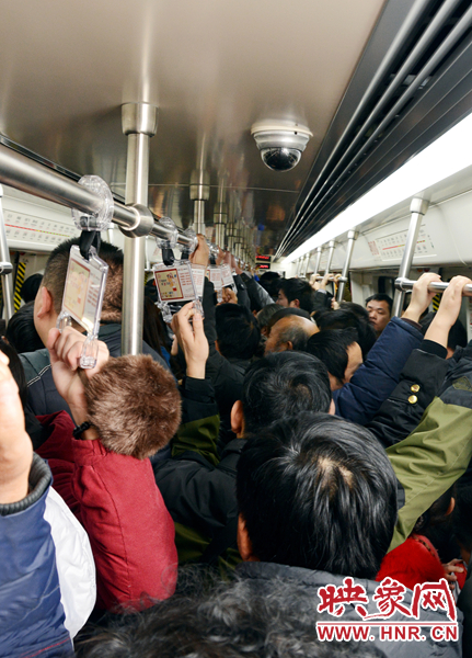 第一趟地鐵車廂內(nèi)擠滿了乘坐的市民